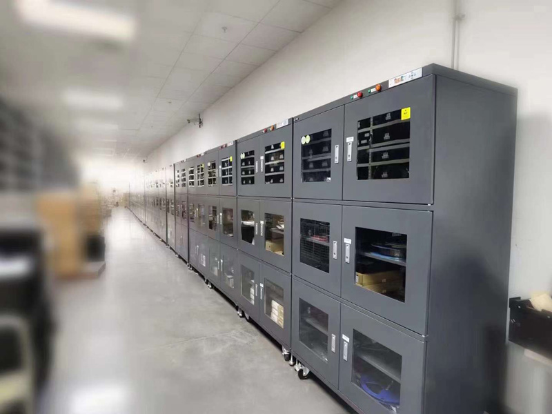 Trockenschrank zur Lagerung bei niedriger Luftfeuchtigkeit, der zur Lagerung elektronischer Komponenten nach Neuseeland geliefert wird.
